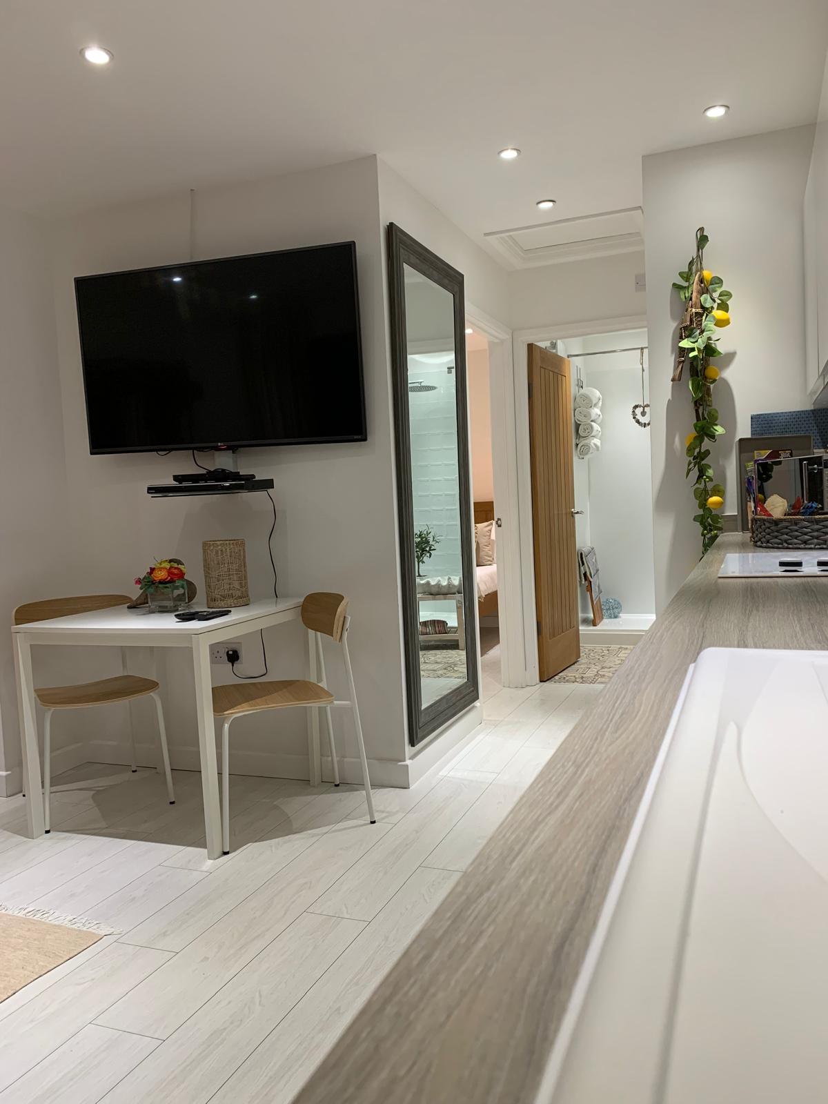 ocean Drive Apartments - Deluxe 5